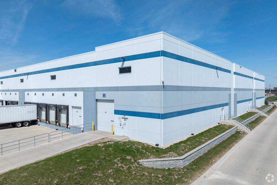 More Photos Of 901 Chase Ave, Elk Grove Village Distribution For Lease