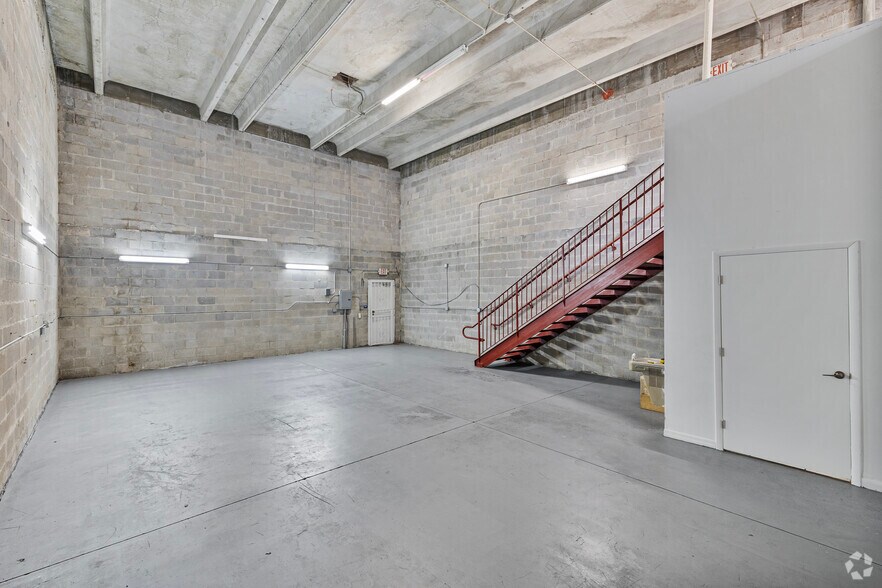 More Photos Of 13420-13432 NW 38th Ct, Opa Locka Warehouse For Lease