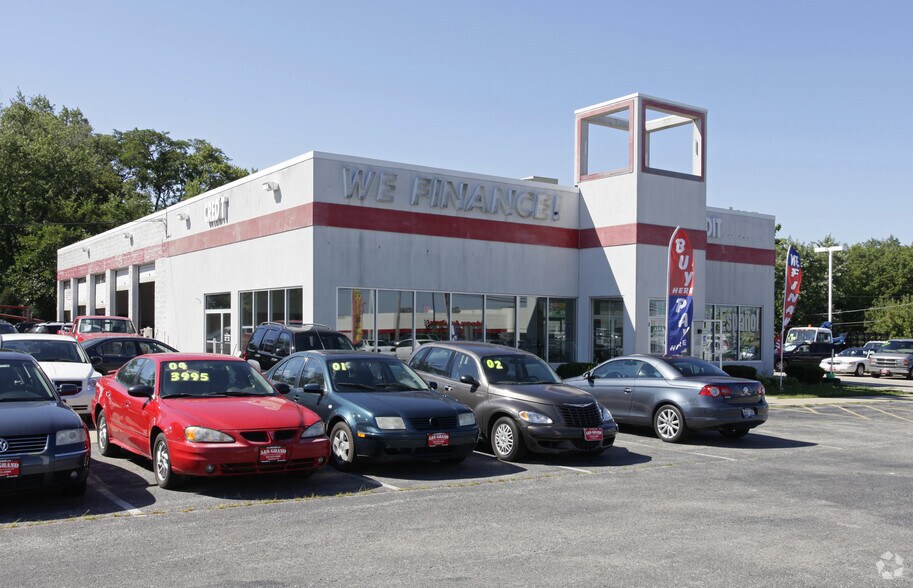 More Photos Of 3375 W Grand Ave, Waukegan Auto Dealership For Lease