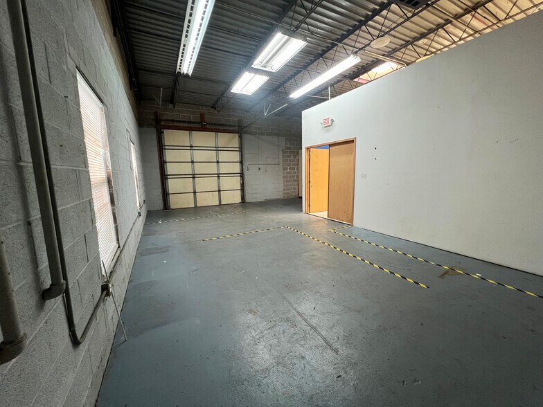 More Photos Of 225 James St, Bensenville Warehouse For Lease