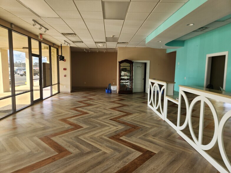 More Photos Of 410-480 W Cherry St, Jesup General Retail For Lease