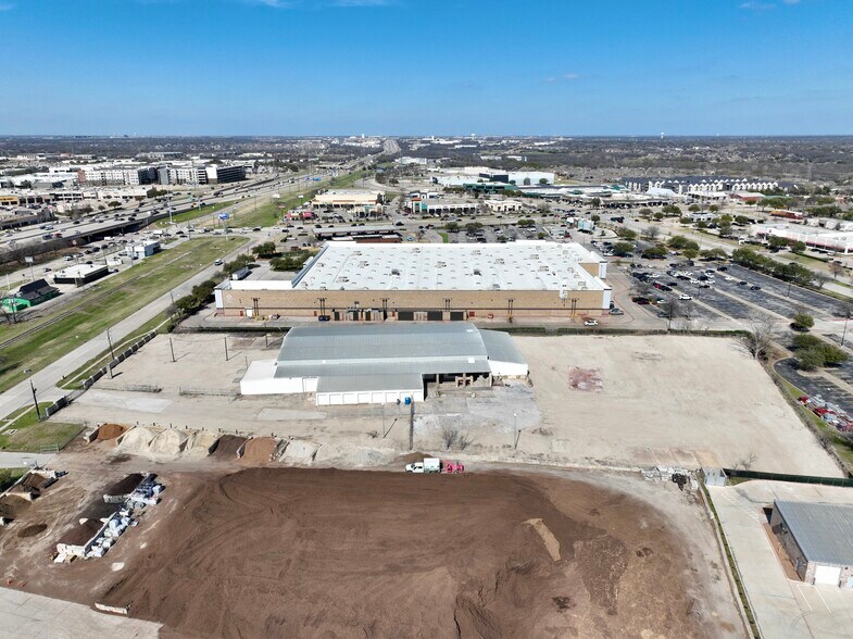 More Photos Of 6000 Split Trail Rd, Plano Warehouse For Lease