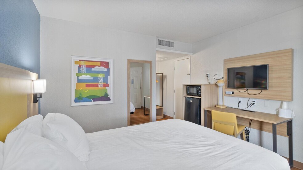 More Photos Of 1561 6th St, Wells Hotel For Sale