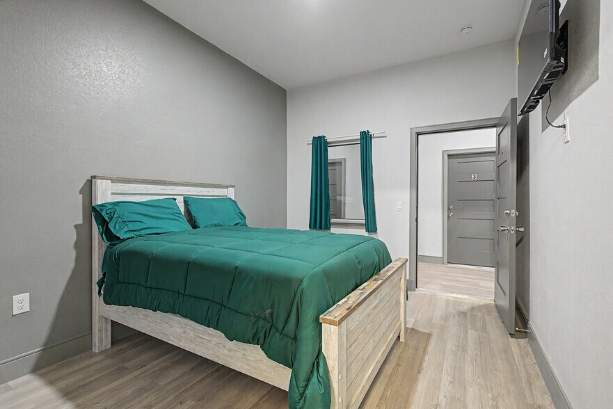 More Photos Of 102 W 4th St, Hearne Storefront For Sale