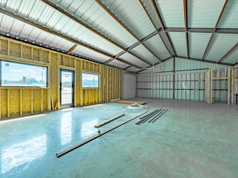 More Photos Of 200-225 West Side Dr, Decatur Light Distribution For Lease
