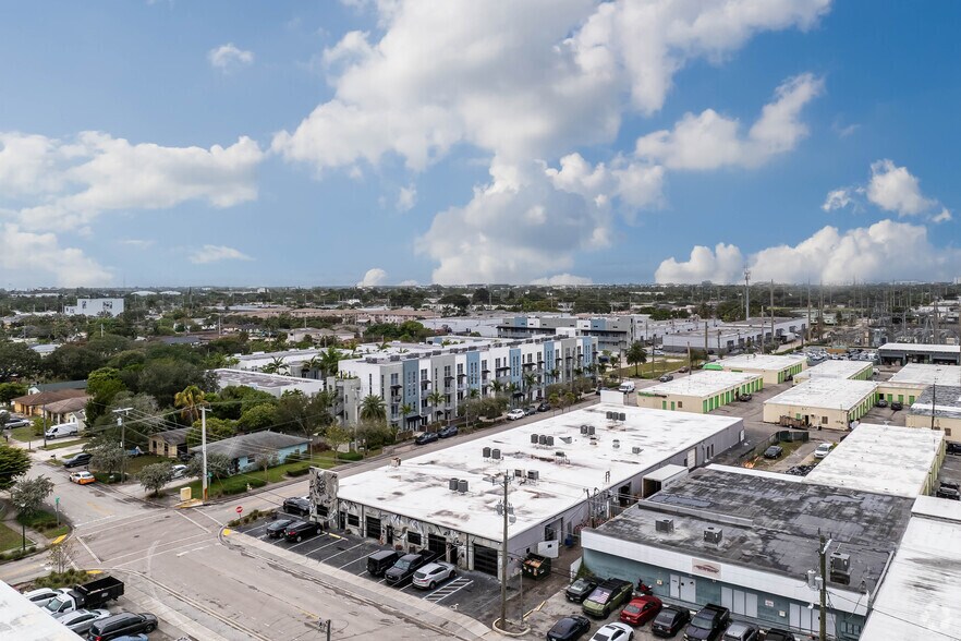 More Photos Of 3472 NE 5th Ave, Oakland Park Showroom For Lease