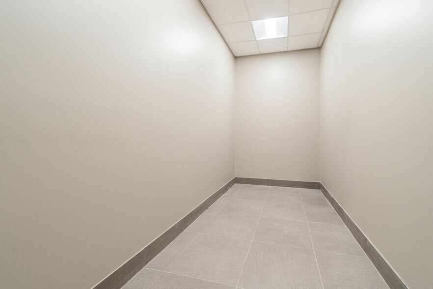 More Photos Of 5805 Boul Décarie, Montréal General Retail For Lease