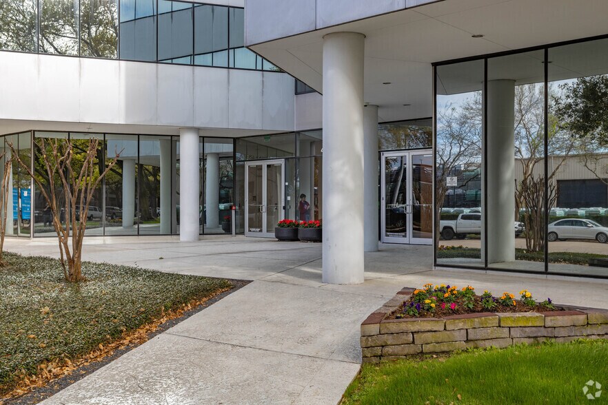 More Photos Of 4888 Loop Central Dr, Houston Office For Lease