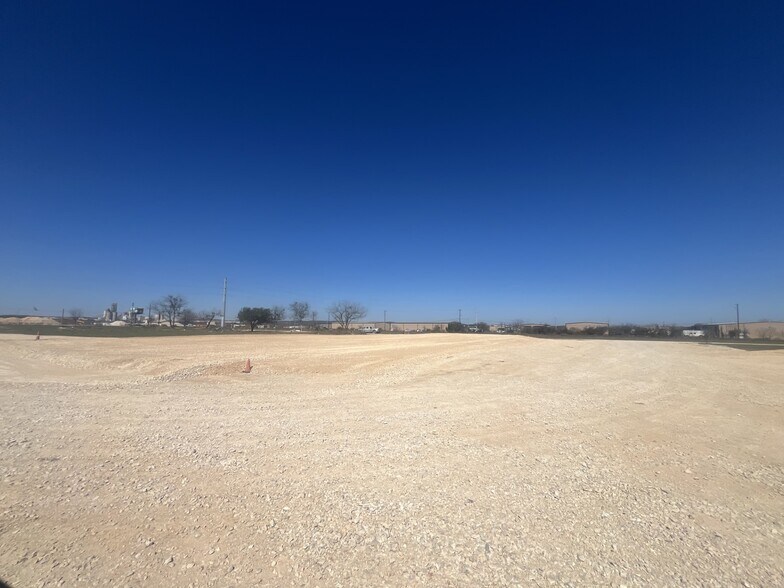 More Photos Of 8081 Old Bastrop Rd, New Braunfels Warehouse For Lease