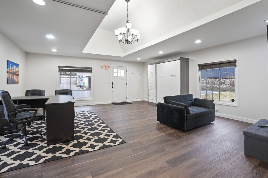 More Photos Of 153 E Dublin Granville Rd, New Albany Medical For Lease