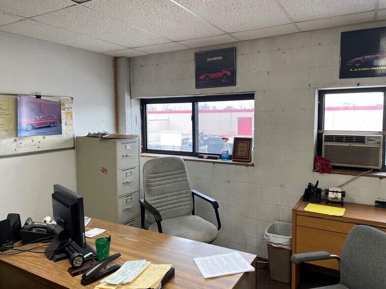 More Photos Of 8740 Cherry Ln, Laurel Light Manufacturing For Sale