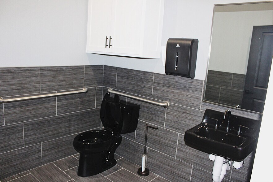 More Photos Of 202 W Main St, Gunter Medical For Sale