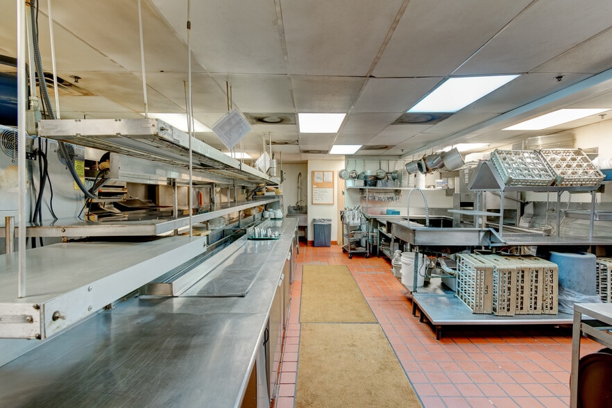 More Photos Of 1702 Park Hill Dr, Gainesville Restaurant For Sale