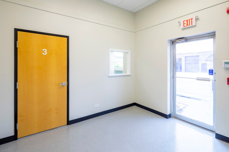 More Photos Of 1084 Industrial Dr, Bensenville Warehouse For Lease