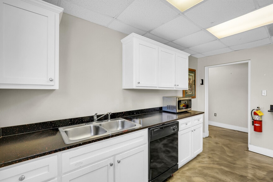 More Photos Of 1313 Rogers St, Savannah Service For Sale