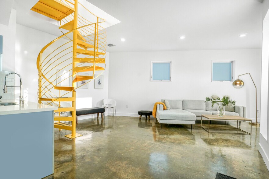 More Photos Of 328 Lincoln Blvd, Venice Storefront Retail Residential For Sale