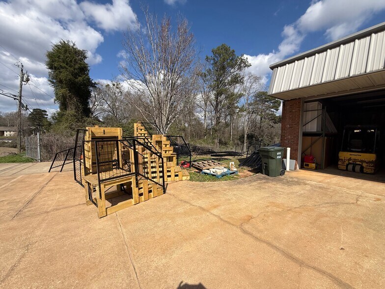 More Photos Of 1601 Spring Dr, Opelika Showroom For Lease