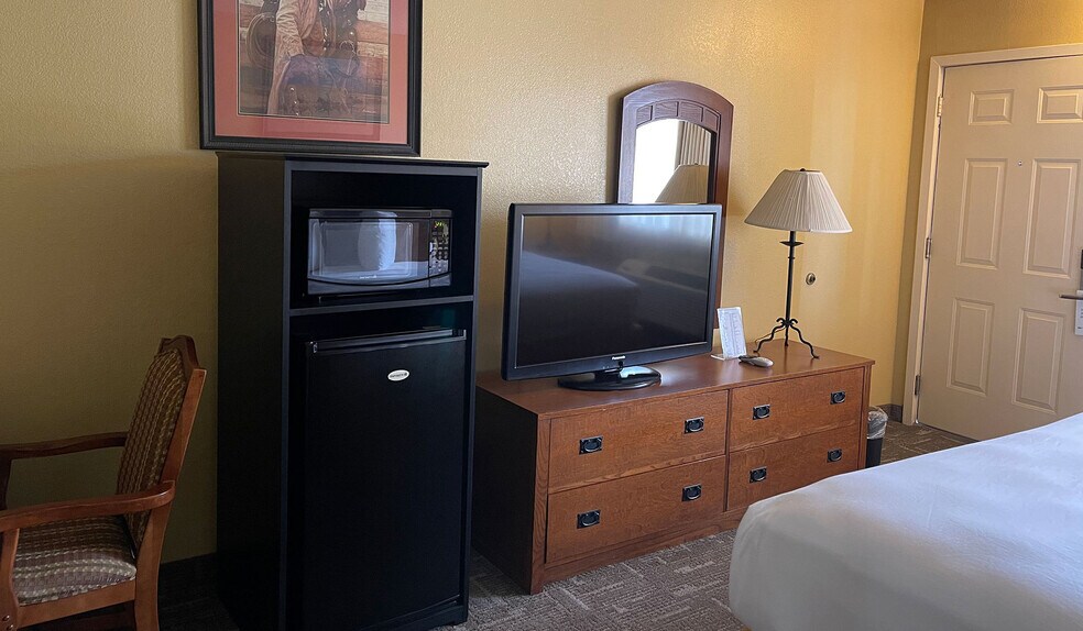 More Photos Of 207 US Highway 77 S, Hallettsville Hotel For Sale