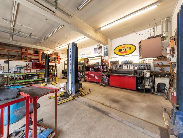 More Photos Of 871 Shepherd St E, Windsor Service For Sale