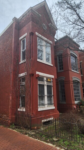 More Photos Of 517 2nd St NE, Washington Office Residential For Sale