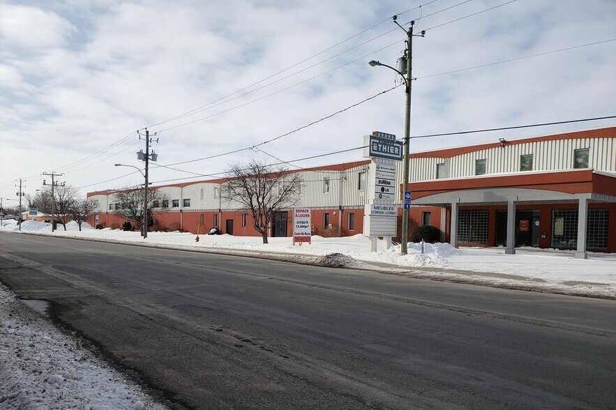 More Photos Of 126 Rue Jacques-Cartier N, St-Jean Storefront For Sale