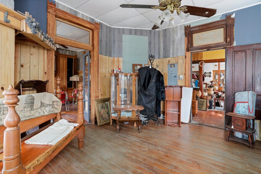 More Photos Of 102-104 N Main St, Edinburg Storefront Retail Residential For Sale