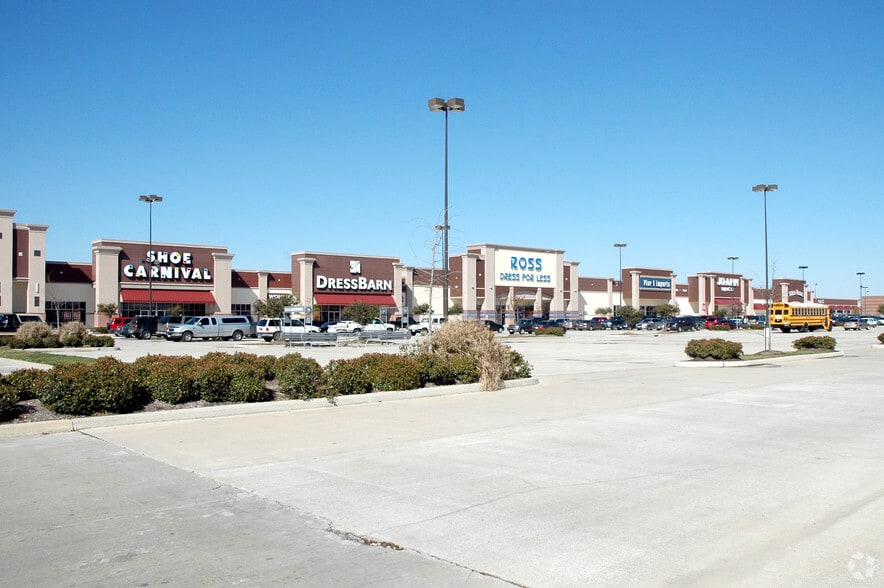 More Photos Of 3975-4065 N Dowlen Rd, Beaumont Unknown For Lease