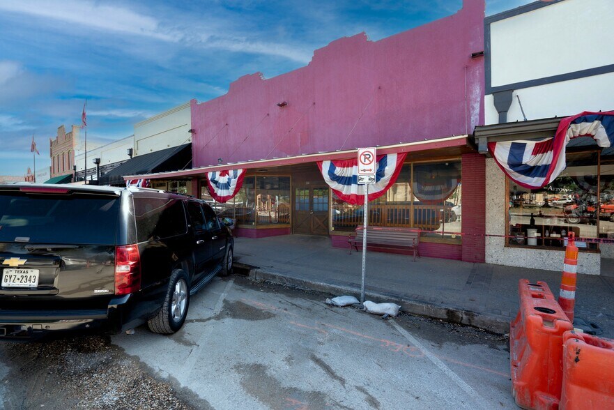 More Photos Of 114 S Commerce St, Lockhart General Retail For Sale