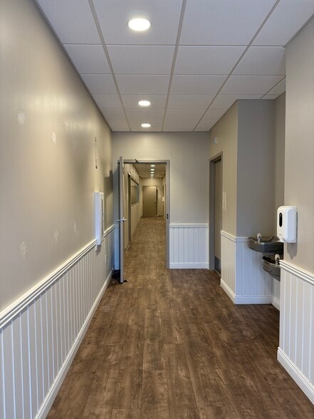 More Photos Of 901 N Wendover Rd, Charlotte Storefront For Lease