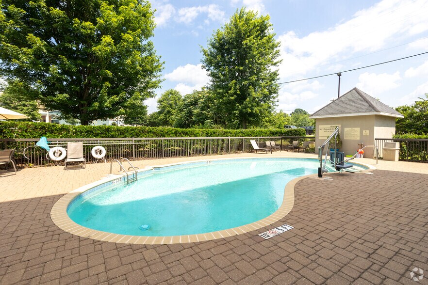 More Photos Of 1508 Cinema Dr, Statesville Hotel For Sale