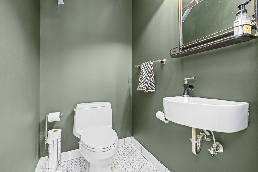 More Photos Of 123 Pit Ln, Pontiac Parking Garage For Sale