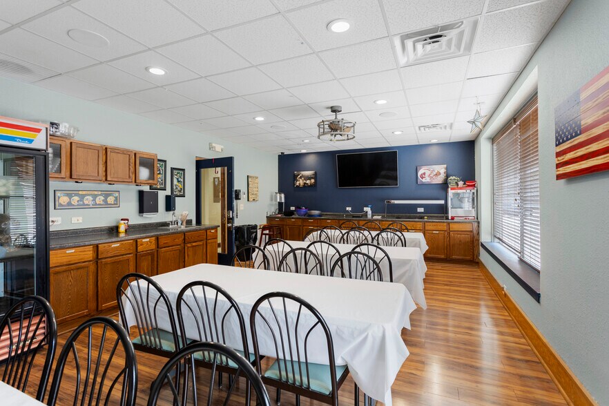 More Photos Of 618-630 W Wisconsin Ave, Appleton Restaurant For Sale