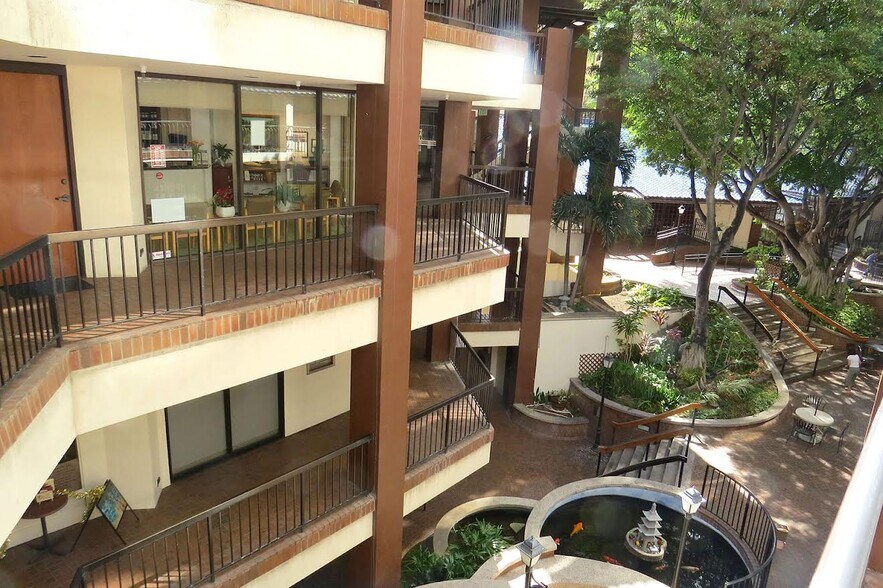 More Photos Of 438-444 Hobron Ln, Honolulu Office For Lease
