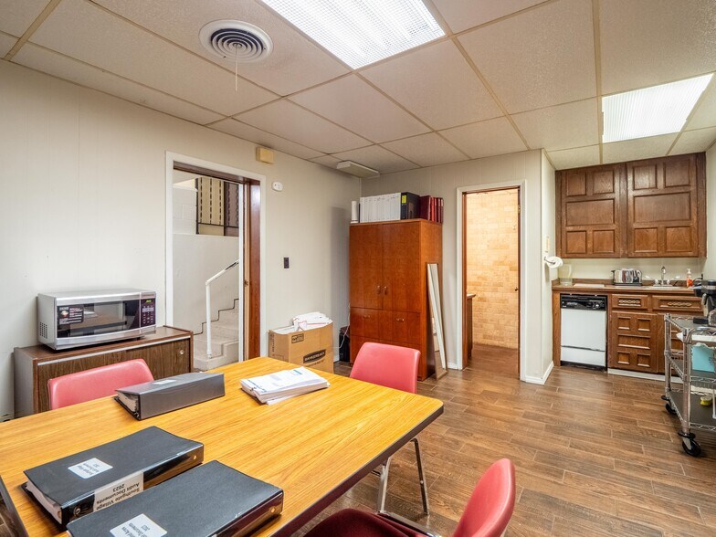 More Photos Of 15 Carl Albert, Mcalester Office For Sale