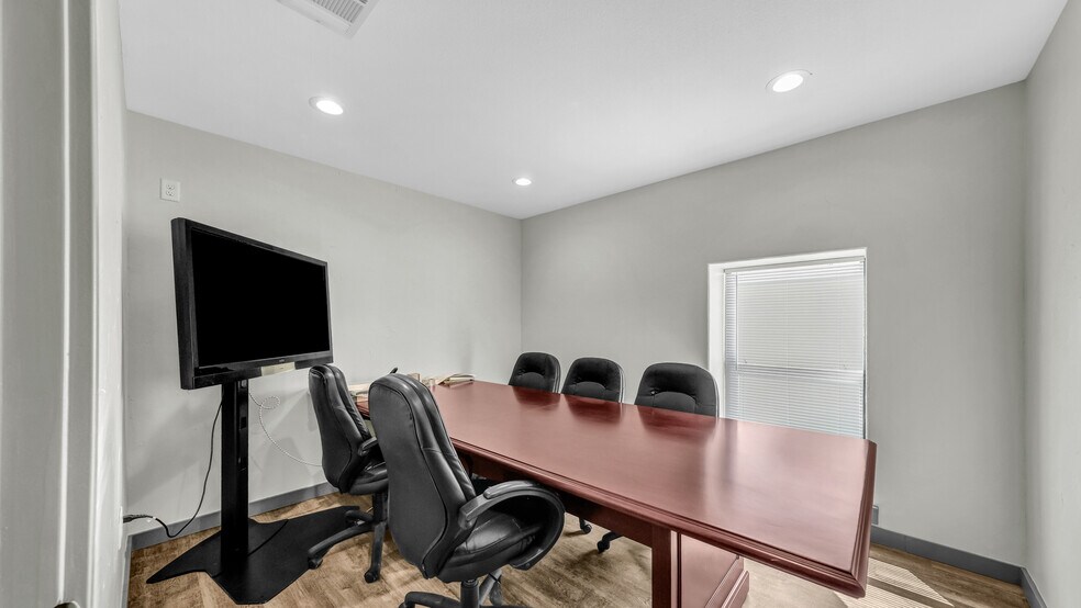 More Photos Of 125 Winners Cir, Weatherford Showroom For Sale