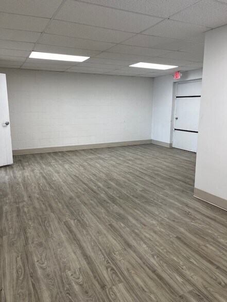 More Photos Of 5050 E 38th St, Indianapolis Unknown For Lease