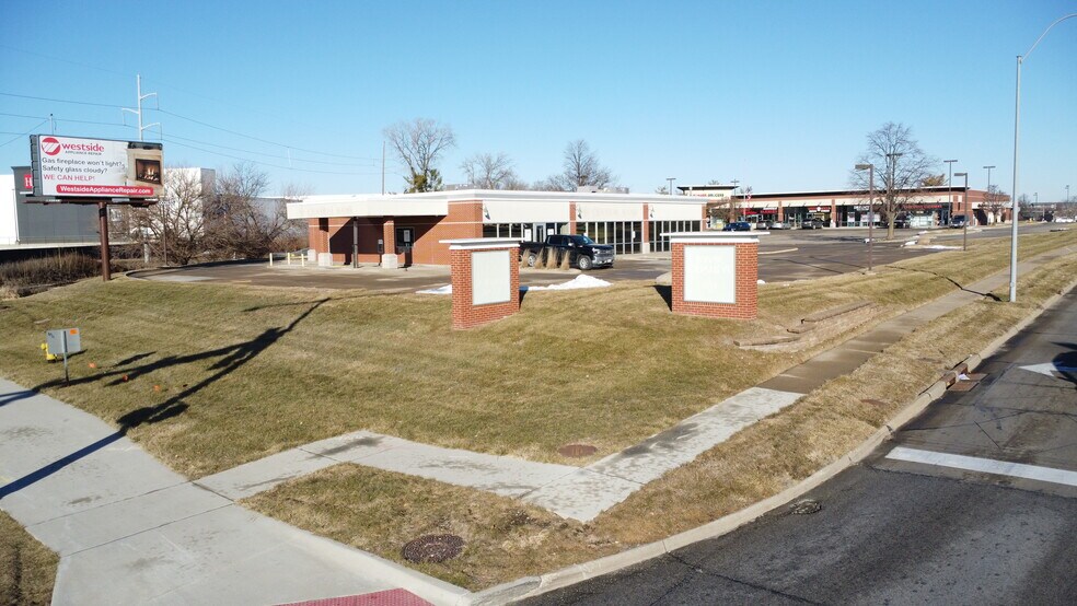 More Photos Of 3800 100th St, Urbandale Bank For Sale