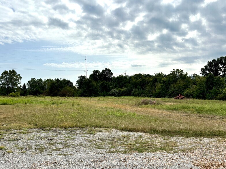 More Photos Of 825 New York Dr, Vandalia Storefront Retail Office For Sale