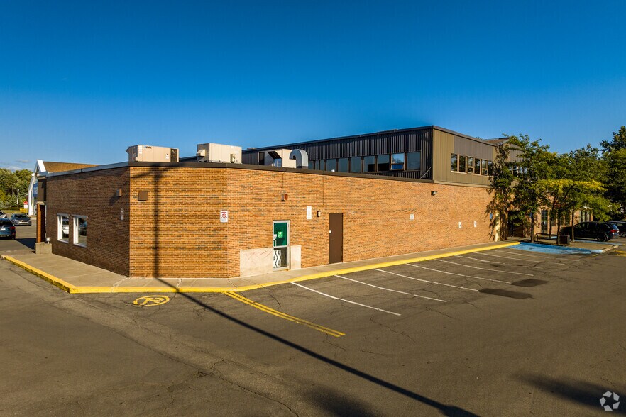 More Photos Of 90 Rue Morgan, Baie-d'Urfé General Retail For Lease