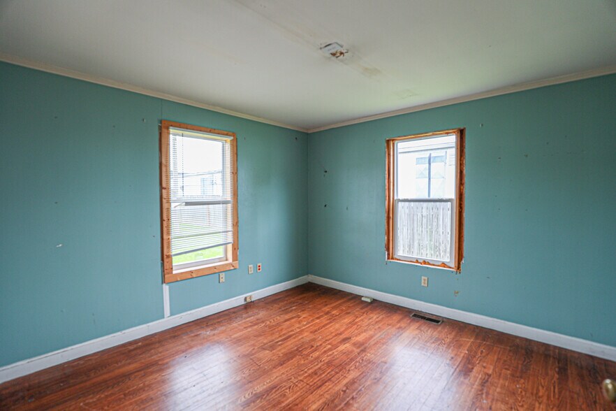 More Photos Of 806 Poplar St, Benton Office For Sale