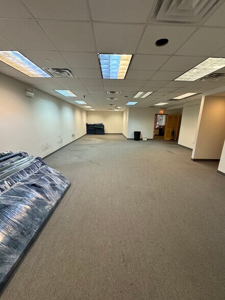 More Photos Of 15416-15420 S 70th Ct, Orland Park Warehouse For Lease