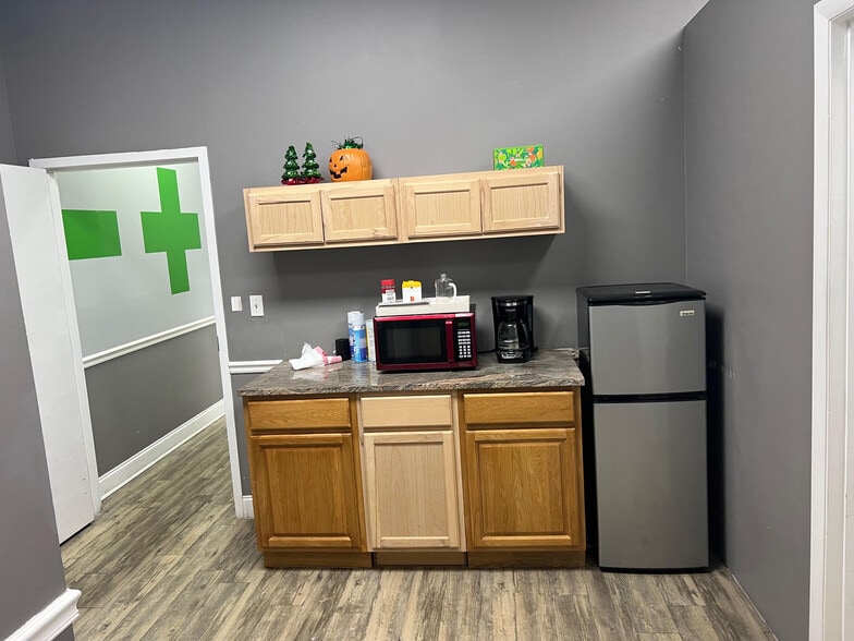 More Photos Of 4410 W Hillsborough Ave, Tampa Storefront Retail Office For Lease