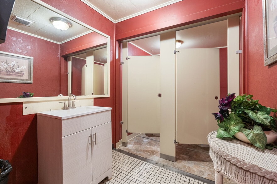 More Photos Of , Milwaukie General Retail For Sale