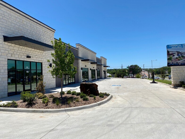 More Photos Of 808 Fort Worth Hwy, Weatherford Storefront Retail Office For Lease
