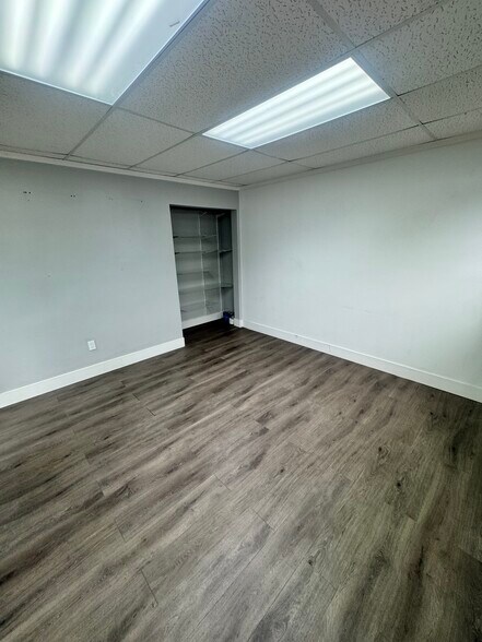 More Photos Of 2376-2380 NW 21st Ter, Miami Warehouse For Lease