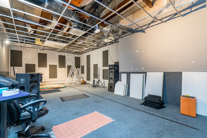 More Photos Of 2720 N Ontario St, Burbank Warehouse For Sale