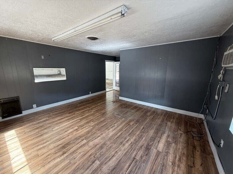 More Photos Of 2651 Henderson, Redding Warehouse For Sale