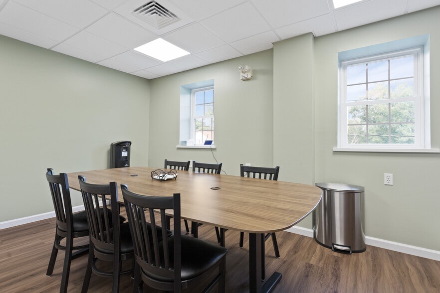 More Photos Of 218 Oak St, Grove City Office For Lease