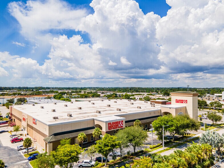 More Photos Of 1400 NW 167th St, Miami Showroom For Lease