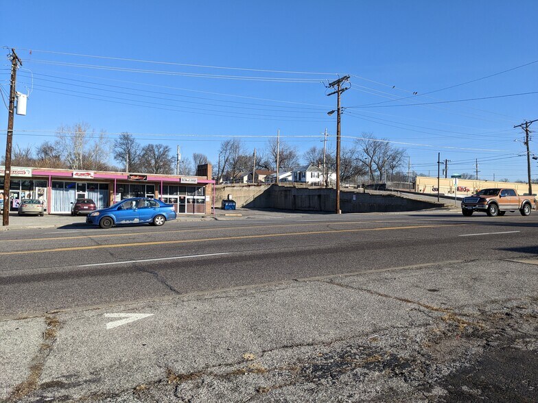 More Photos Of 1434-1436 Chambers Rd, Saint Louis Veterinarian Kennel For Sale